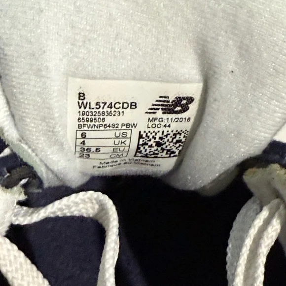 New Balance 574 - Picture 2 of 8